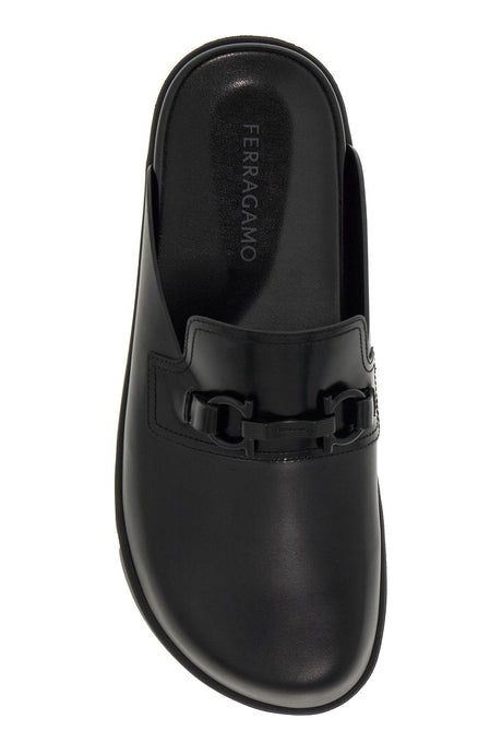 FERRAGAMO メンズ ブラック フラット レザー サンダル（ガンチーニ飾り付き）