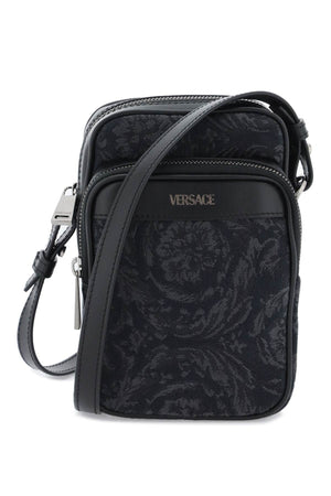 VERSACE メンズブラックキャンバス＆レザークロスボディハンドバッグ - SS24シーズン用