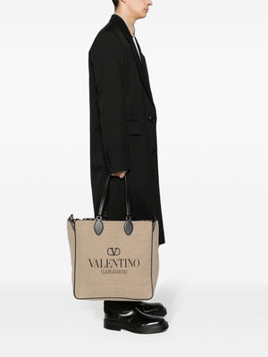 VALENTINO GARAVANI メンズSS24 ベージュ レザーホルダー付きハンドバッグ