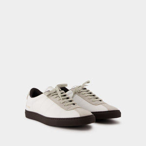 COMMON PROJECTS エレガントなフィールドトレーナー スニーカー（女性用）