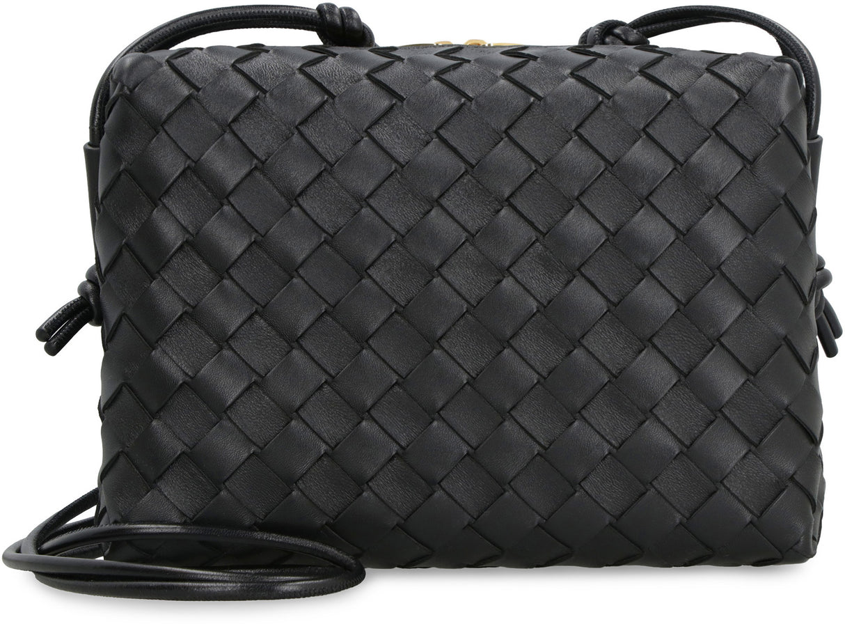 BOTTEGA VENETA 白のレザークロスボディバッグ - FW23コレクション