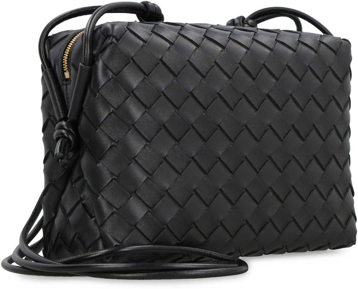 BOTTEGA VENETA 白のレザークロスボディバッグ - FW23コレクション