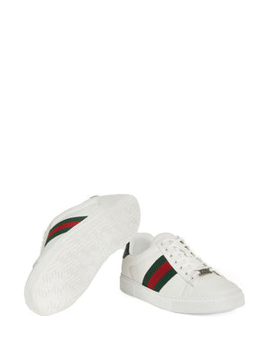 GUCCI 白いロートップレザースニーゕのコントラストヒールとグリーンレッドグリーンのウェブディテール付き