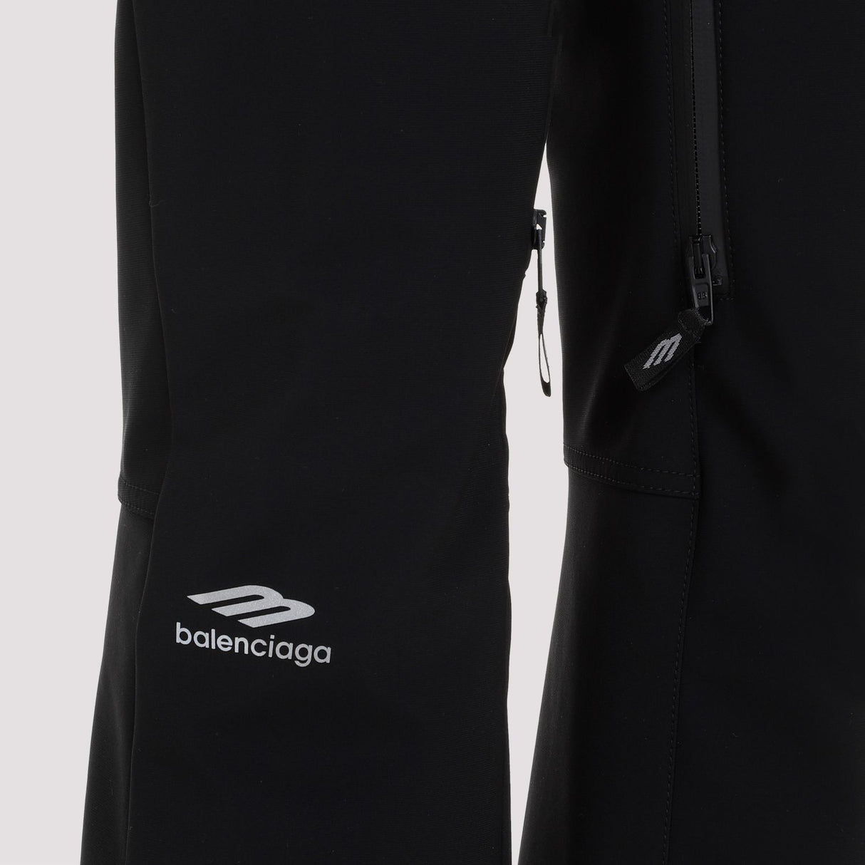 シンボリックな黒のスキーパンツ for レディース from BALENCIAGA's SS24 Collection