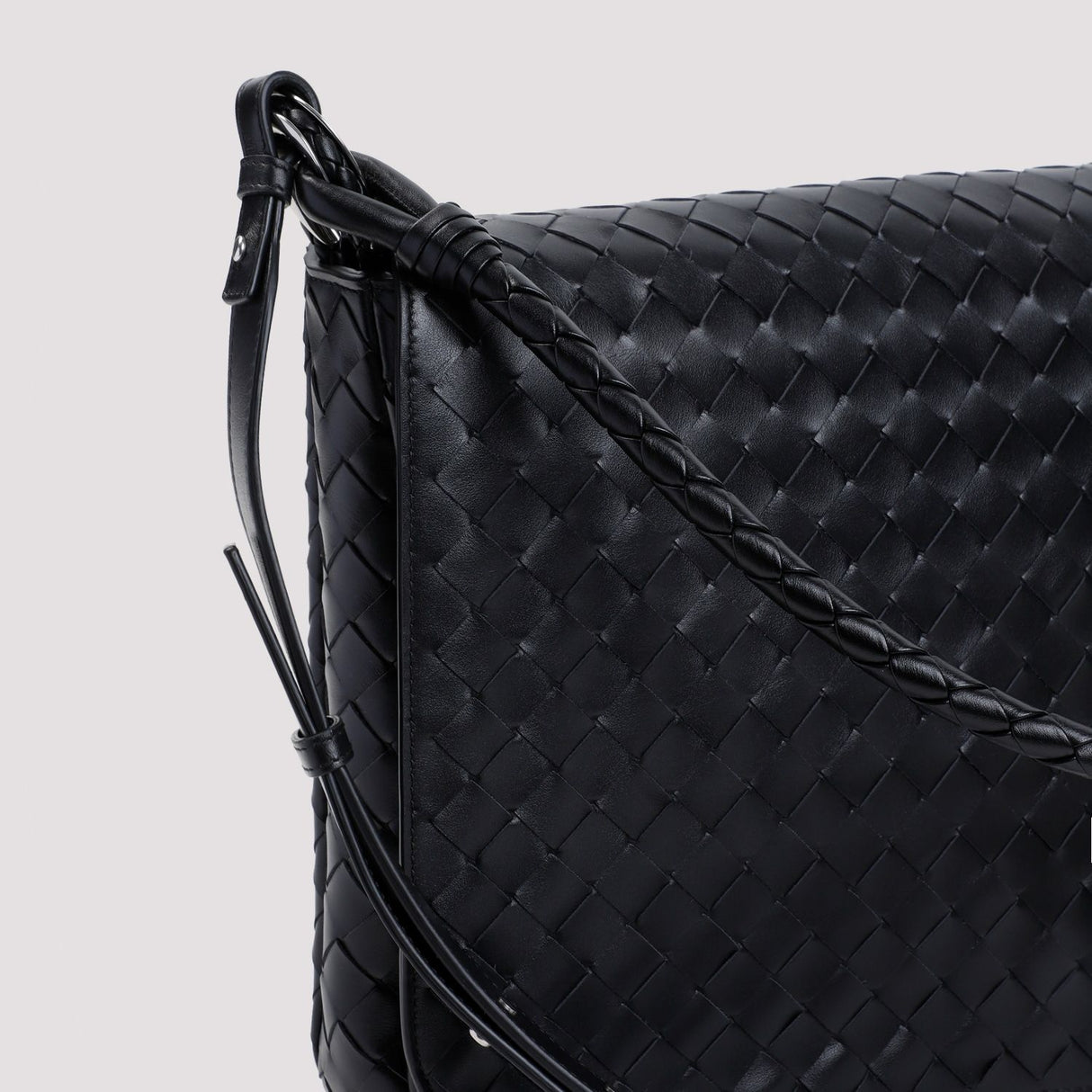 BOTTEGA VENETA エレガントなスイング式レザーメッセンジャーバッグ 35x26x7.5 cm