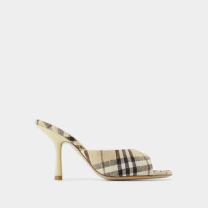 BURBERRY Chic 90 Check Pumps for Women