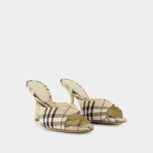 BURBERRY Chic 90 Check Pumps for Women