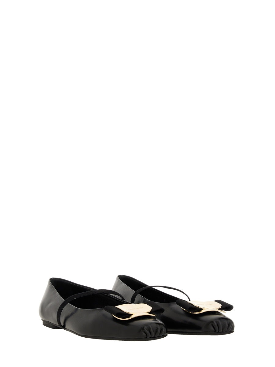 Ferragamo Elegant Leather Flats for Women - Zina