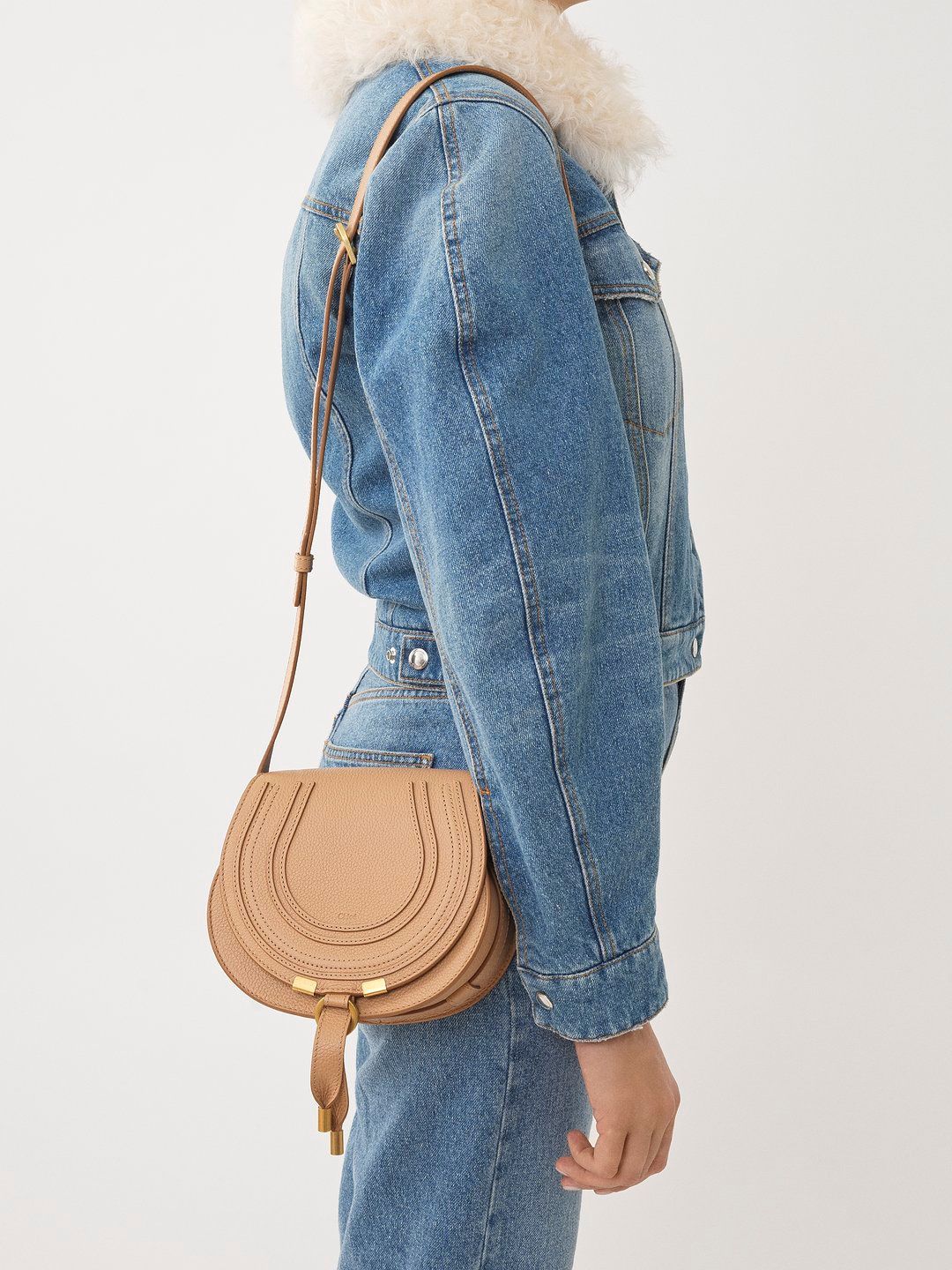 CHLOÉ エレファントグレーのチックなサドルハンドバッグ