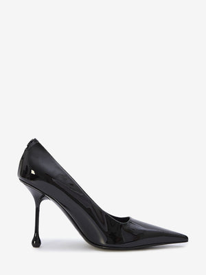 JIMMY CHOO シックな黒パテントレザーのポインテッドデザインの9.5cmヒールの女性用パンプス（SS24）