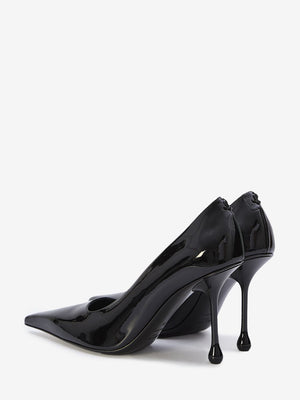 JIMMY CHOO シックな黒パテントレザーのポインテッドデザインの9.5cmヒールの女性用パンプス（SS24）