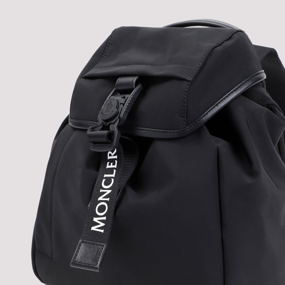 MONCLER おしゃれな都会風ミニナイロンバックパック、レザー付き - 24x20x14 cm