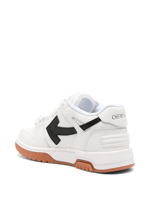 OFF-WHITE 白とベージュのレザースニーカーでスタイルをアップデートしよう