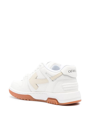 OFF-WHITE 白とベージュのレザースニーカーでスタイルをアップデートしよう